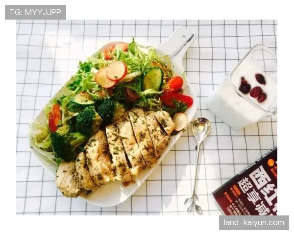 孙准浩训练完直接啃生鸡胸肉，这自律看得我饭都吃不香了